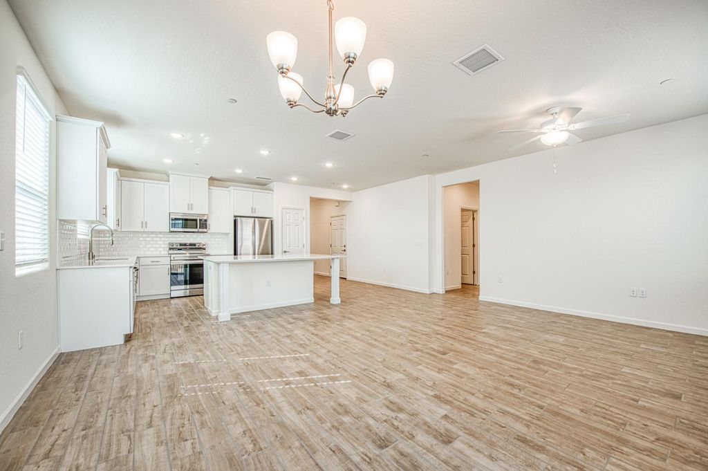 Image 12 of property listing at 1165 Significant Way W, Madera, CA 93636
