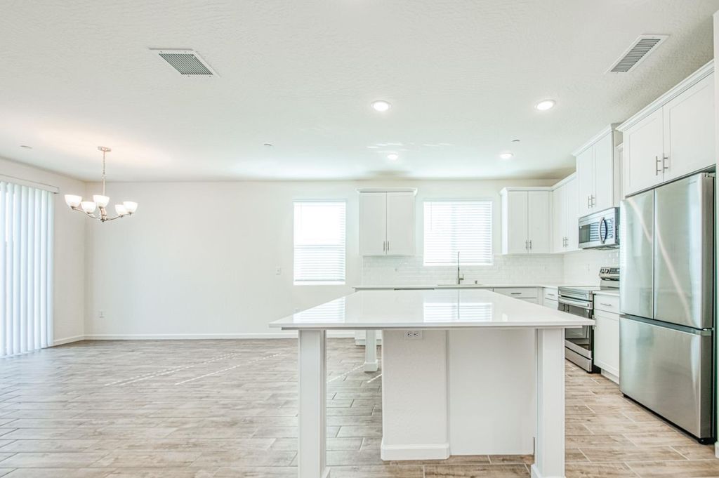 Image 6 of property listing at 1165 Significant Way W, Madera, CA 93636
