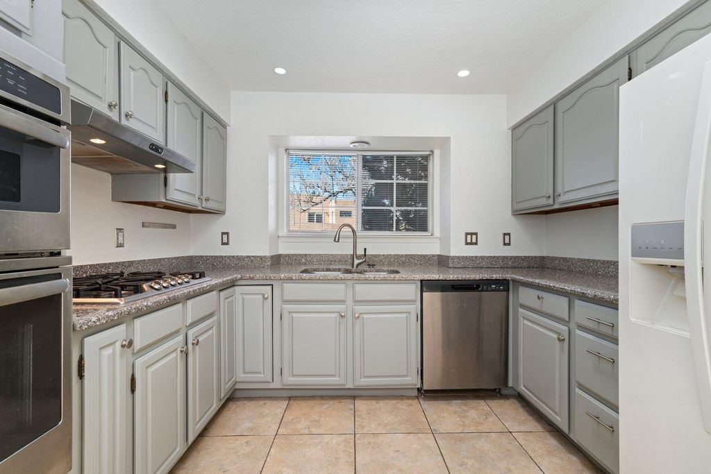 Image 10 of property listing at 7300 Freedom Court NE, Albuquerque, NM 87109