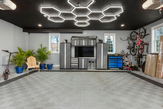 68 Metacomet Ave, Taunton, MA 02718