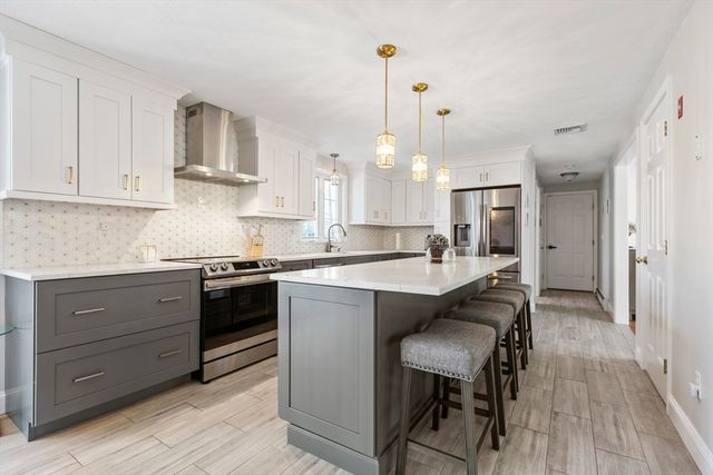 68 Metacomet Ave, Taunton, MA 02718