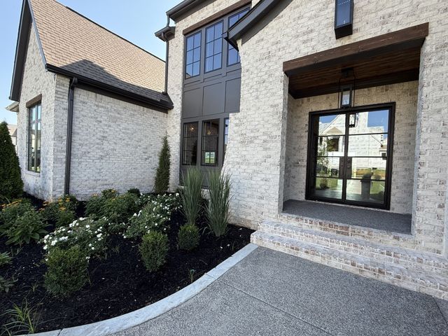 510 St Charles Dr, Arrington, TN 37014