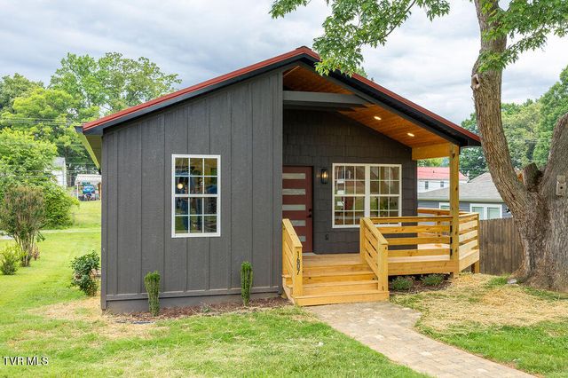 1607 East Watauga Avenue, Johnson City, TN 37601