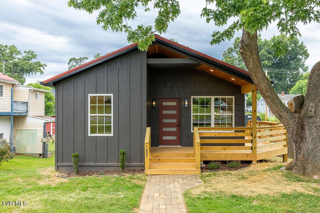 1607 East Watauga Avenue, Johnson City, TN 37601