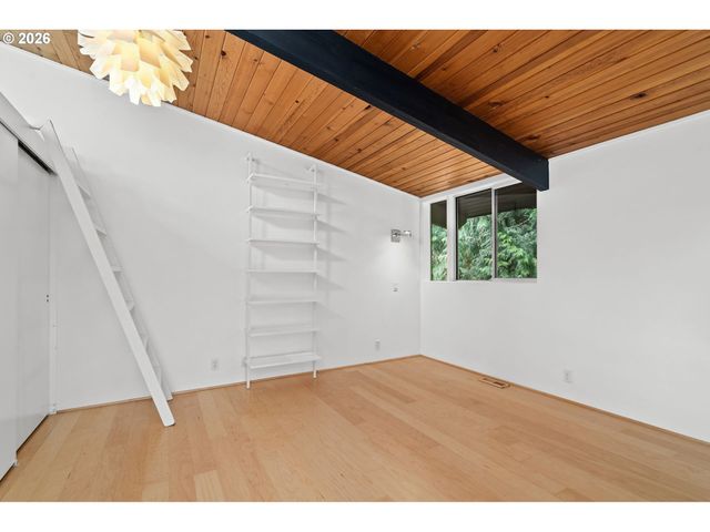 5330 Sw WESTDALE Dr, Portland, OR 97221