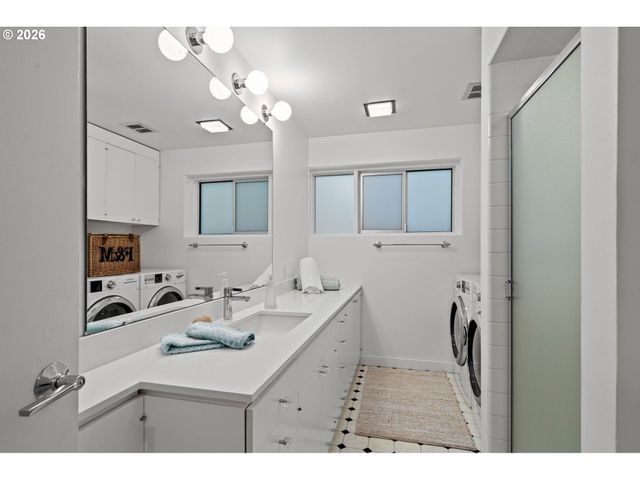 5330 Sw WESTDALE Dr, Portland, OR 97221