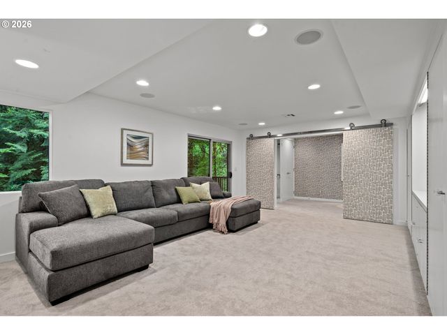 5330 Sw WESTDALE Dr, Portland, OR 97221