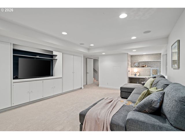 5330 Sw WESTDALE Dr, Portland, OR 97221