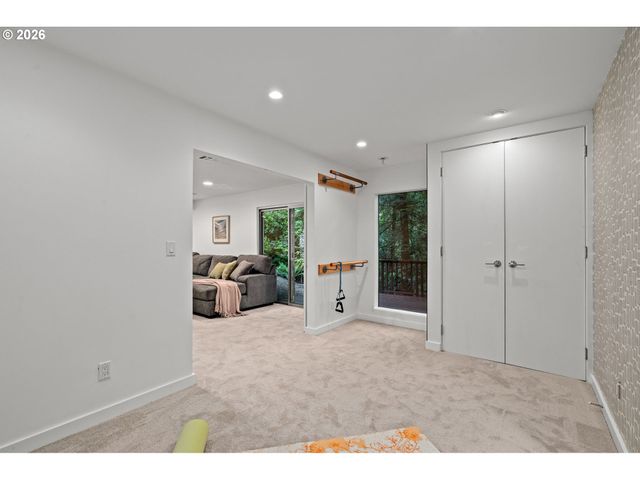 5330 Sw WESTDALE Dr, Portland, OR 97221