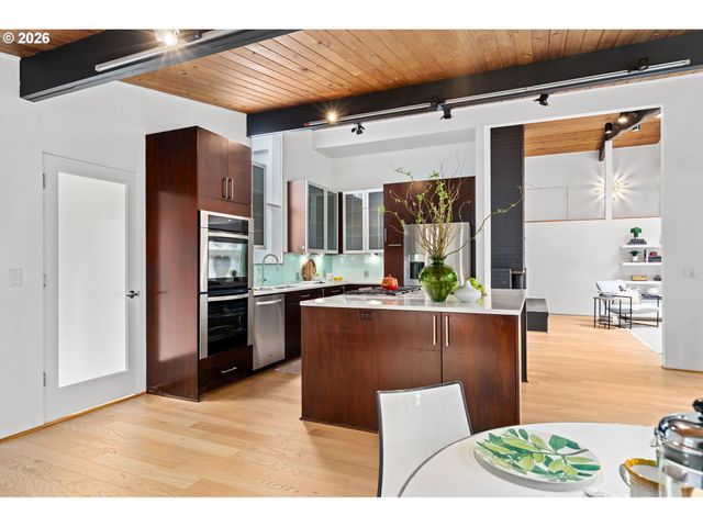 5330 Sw WESTDALE Dr, Portland, OR 97221