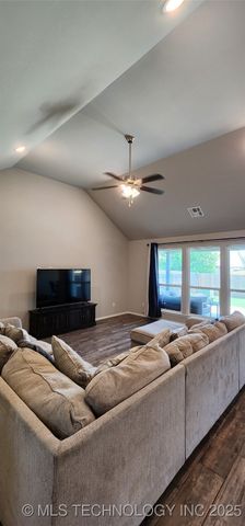 1423 E South Park Place, Broken Arrow, OK 74011