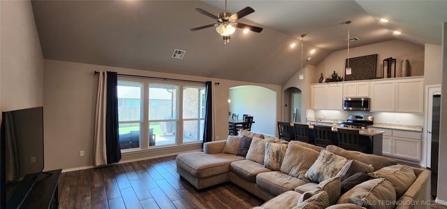 1423 E South Park Place, Broken Arrow, OK 74011