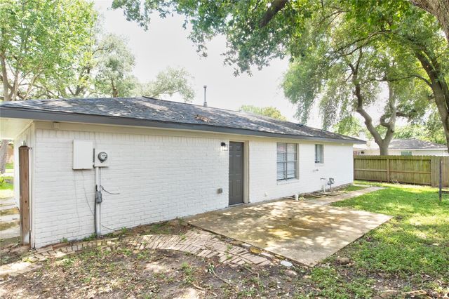 8406 Beechaven Rd, La Porte, TX 77571