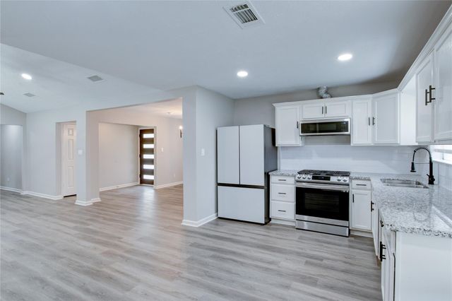 8406 Beechaven Rd, La Porte, TX 77571