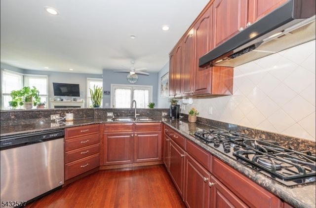 61 Briar Ct, Hardyston Twp., NJ 07419