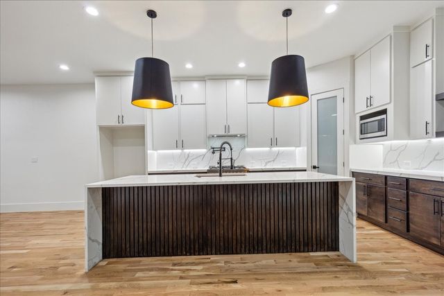 2327 Vagas Street 102, Dallas, TX 75219