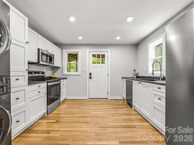 468 Governors View Road, Asheville, NC 28805