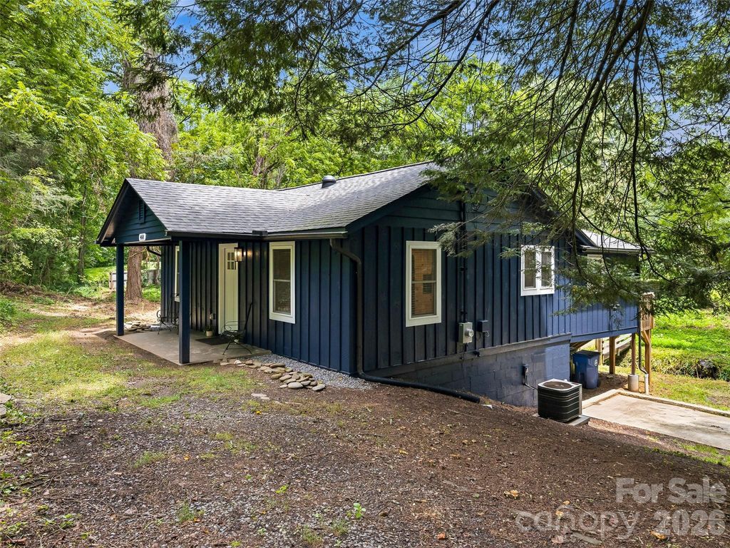 468 Governors View Road, Asheville, NC 28805