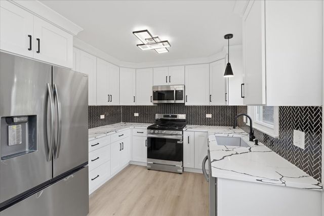 37 E Weathersfield Way, Schaumburg, IL 60193