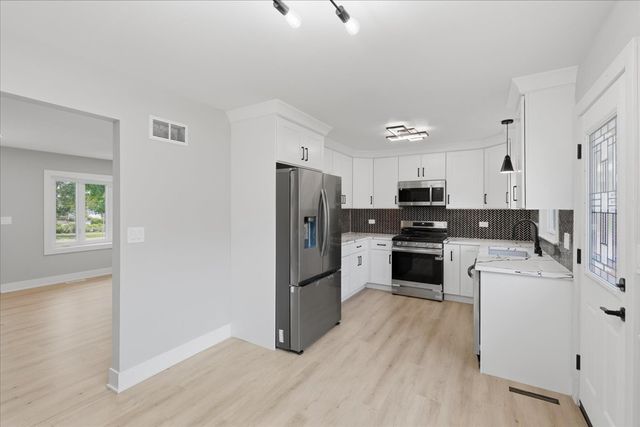 37 E Weathersfield Way, Schaumburg, IL 60193