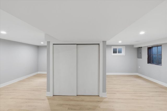 37 E Weathersfield Way, Schaumburg, IL 60193