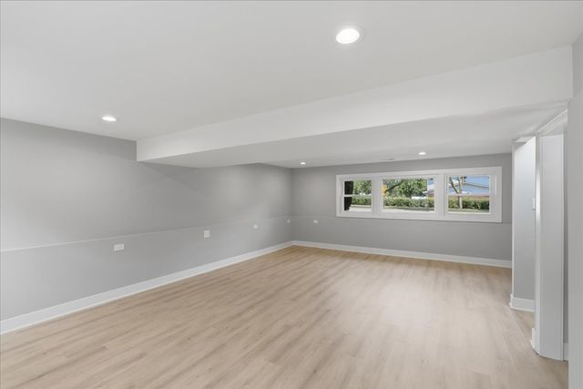 37 E Weathersfield Way, Schaumburg, IL 60193