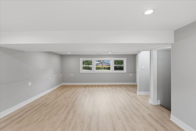 37 E Weathersfield Way, Schaumburg, IL 60193