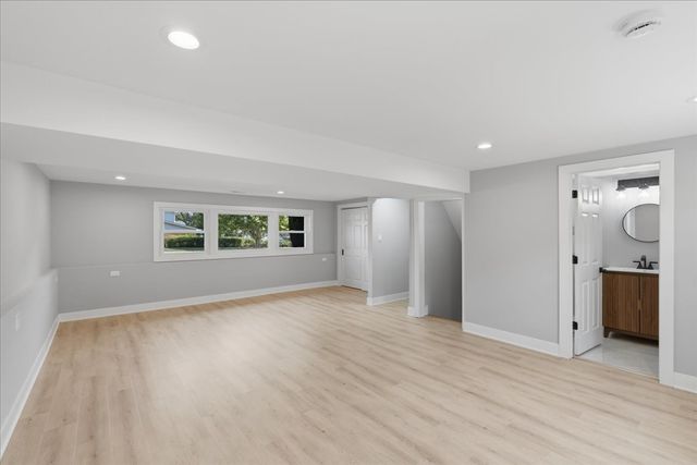 37 E Weathersfield Way, Schaumburg, IL 60193