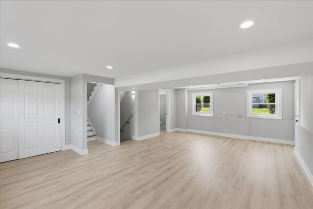 37 E Weathersfield Way, Schaumburg, IL 60193