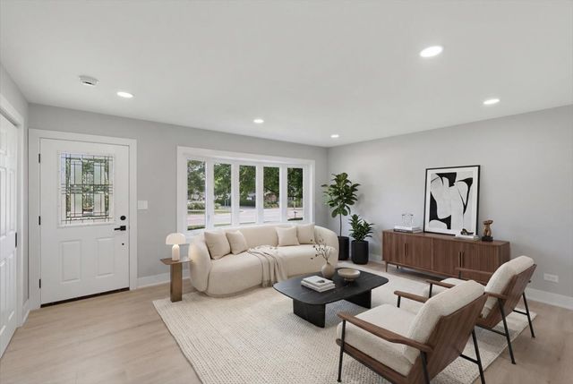 37 E Weathersfield Way, Schaumburg, IL 60193