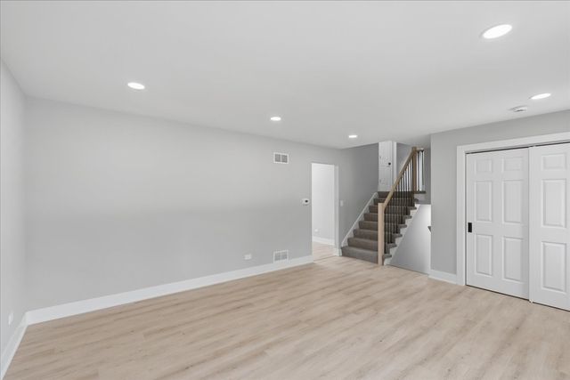 37 E Weathersfield Way, Schaumburg, IL 60193