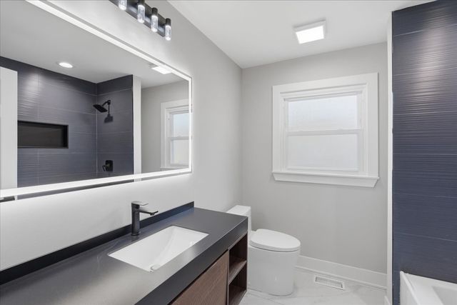 37 E Weathersfield Way, Schaumburg, IL 60193