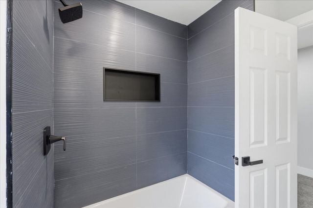 37 E Weathersfield Way, Schaumburg, IL 60193