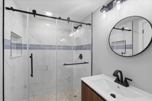37 E Weathersfield Way, Schaumburg, IL 60193