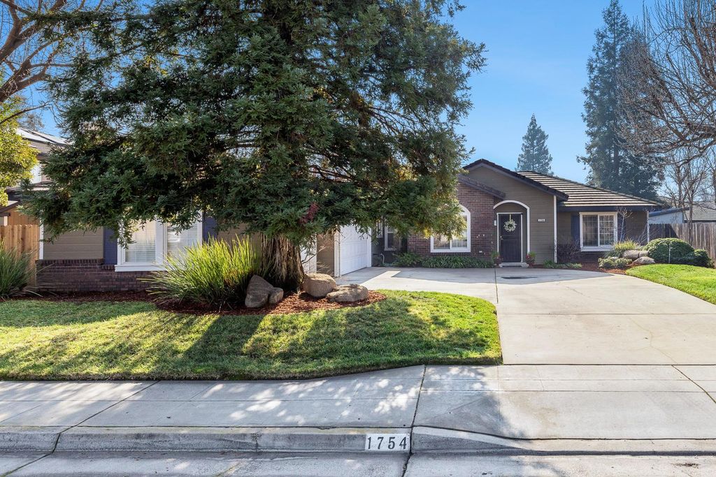 Image 1 of property listing at 1754 Decatur Avenue, Clovis, CA 93611