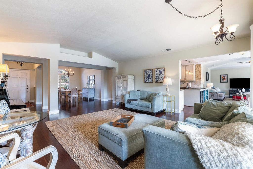 Image 12 of property listing at 1754 Decatur Avenue, Clovis, CA 93611