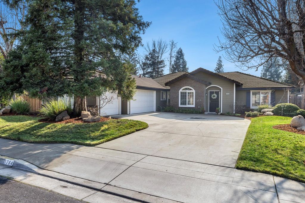 Image 3 of property listing at 1754 Decatur Avenue, Clovis, CA 93611