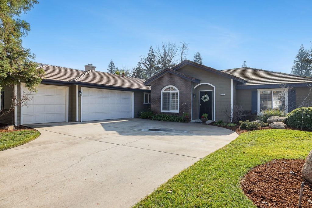 Image 4 of property listing at 1754 Decatur Avenue, Clovis, CA 93611