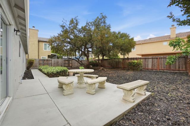 830 Sugar Pine Dr, Lathrop, CA 95330