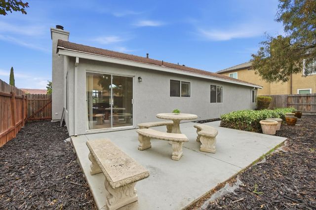 830 Sugar Pine Dr, Lathrop, CA 95330