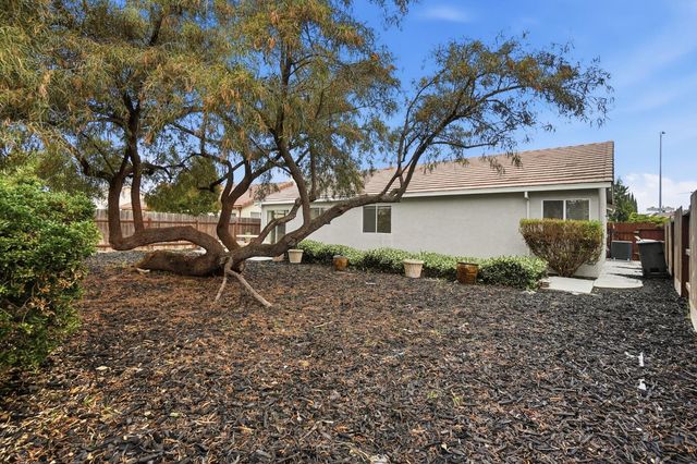 830 Sugar Pine Dr, Lathrop, CA 95330