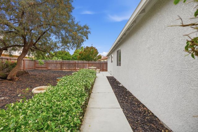 830 Sugar Pine Dr, Lathrop, CA 95330