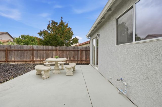 830 Sugar Pine Dr, Lathrop, CA 95330