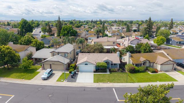 830 Sugar Pine Dr, Lathrop, CA 95330