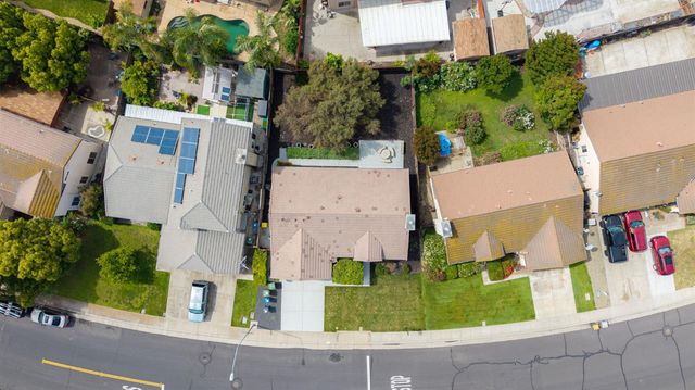 830 Sugar Pine Dr, Lathrop, CA 95330