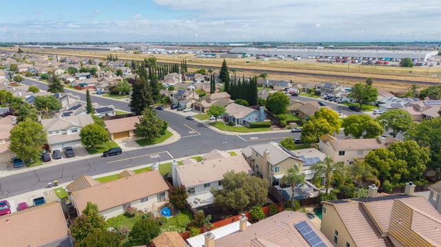 830 Sugar Pine Dr, Lathrop, CA 95330