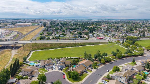 830 Sugar Pine Dr, Lathrop, CA 95330