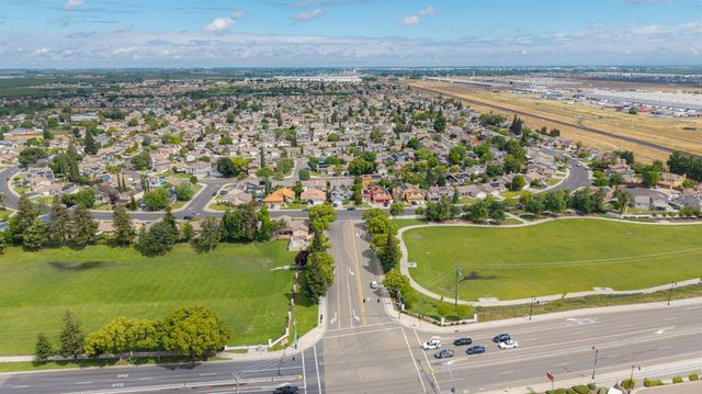 830 Sugar Pine Dr, Lathrop, CA 95330