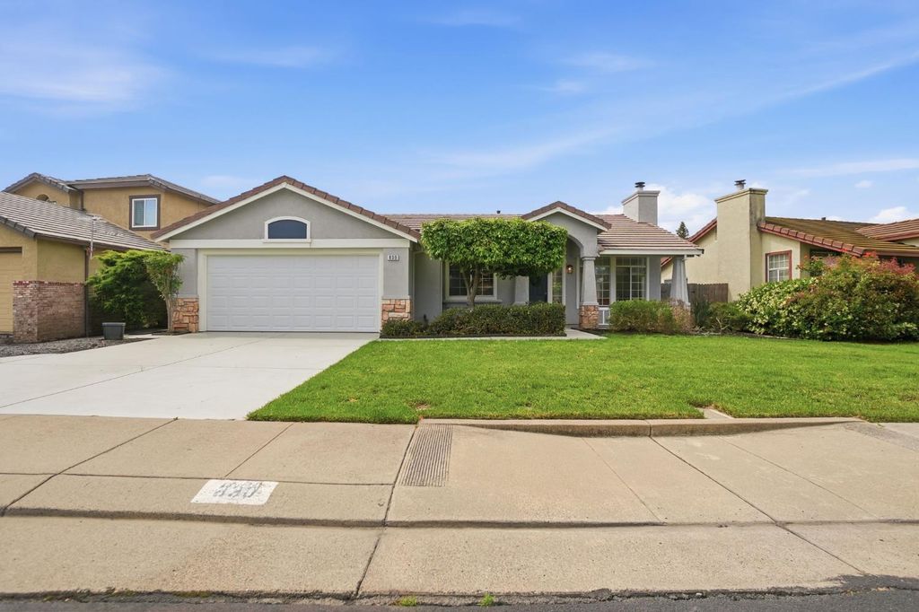 830 Sugar Pine Dr, Lathrop, CA 95330