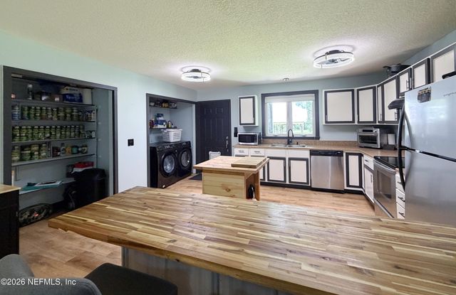327 KEUKA LAKE Trail, Interlachen, FL 32148